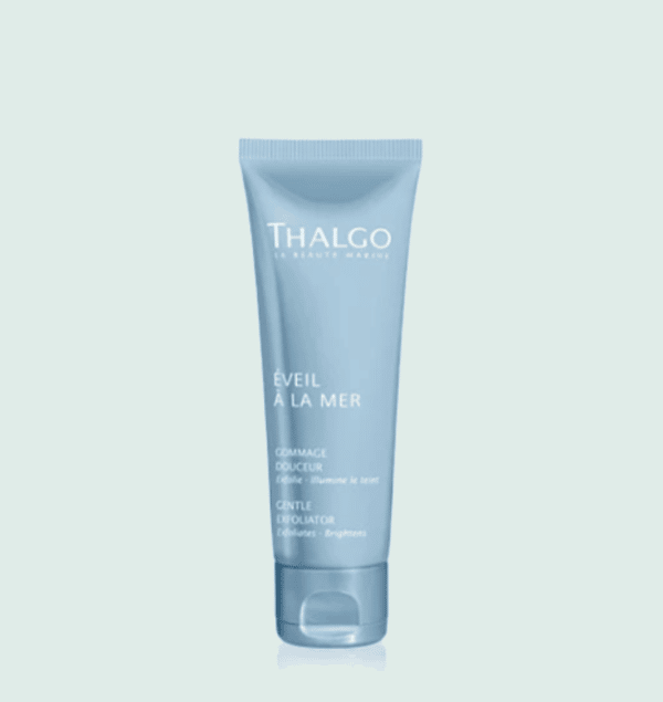 Tube de crème en plastique bleu Thalgo avec bouchon en plastique bleu, sur fond vert