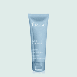 Tube de crème en plastique bleu Thalgo avec bouchon en plastique bleu, sur fond vert