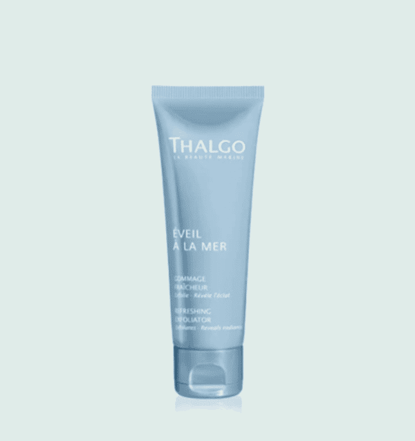 Tube de crème en plastique bleu Thalgo avec bouchon en plastique bleu, sur fond vert