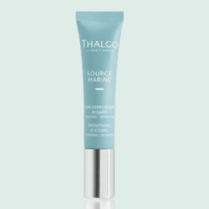 Tube Thalgo soin défroissant regard en plastique bleu avec bouchon métallique, sous fond vert