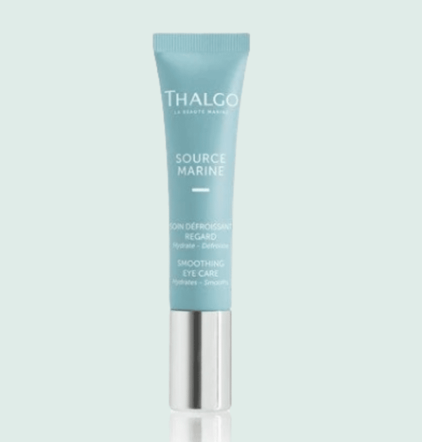 Tube Thalgo soin défroissant regard en plastique bleu avec bouchon métallique, sous fond vert