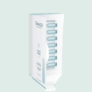 Boite en carton comportant des ampoules hydratantes Thalgo en verre bleu, sur fond vert