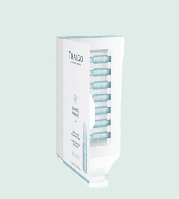 Boite en carton comportant des ampoules hydratantes Thalgo en verre bleu, sur fond vert