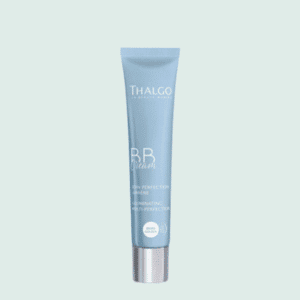 Tube de BBcream Thalgo en plastique bleu avec bouchon métallique, sur fond vert