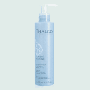 Pot de gelée purifiante douceur Thalgo en plastique bleu avec poussoir en plastique blanc, sur fond vert