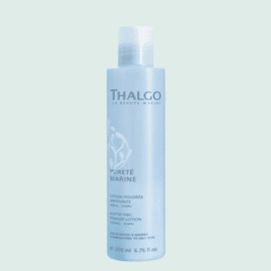 Flacon de lotion poudrée matifiante Thalgo en plastique bleu avec bouchon en plastique transparent, sur fond vert