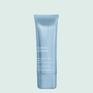 Tube de soin perfection matité Thalgo en plastique bleu, sur fond vert