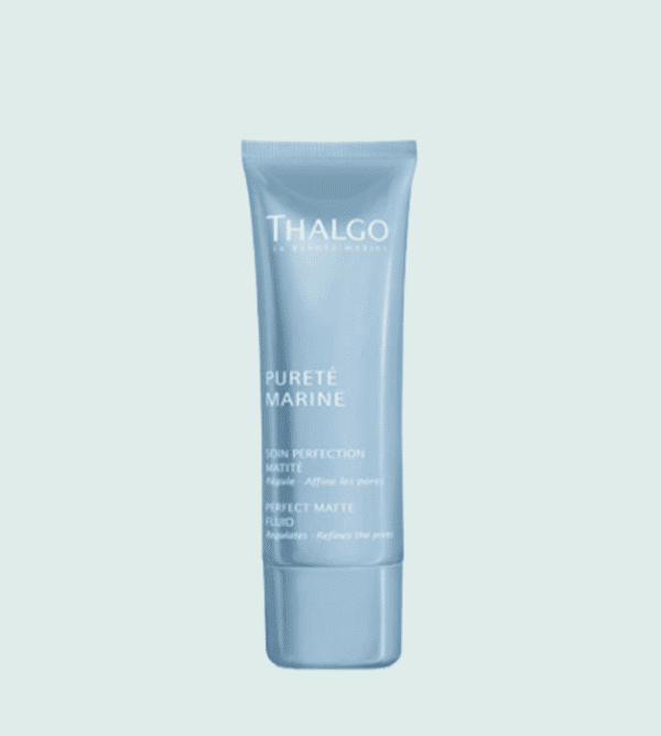 Tube de soin perfection matité Thalgo en plastique bleu, sur fond vert