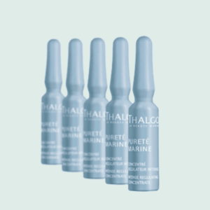 5 ampoules de concentré régulateur intense Thalgo en plastique bleu, sur fond vert