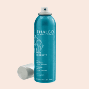 Vaporisateur de spray frigimince Thalgo métallique bleu avec bouchon gris, sur fond orange