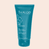 Tube de gel jambes légères Thalgo en plastique bleu, sur fond orange